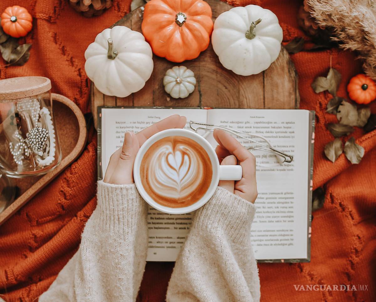 $!Más que una simple combinación de café y leche, el aroma a canela y especias funciona en el imaginario colectivo como el interruptor emocional que marca la llegada del otoño.