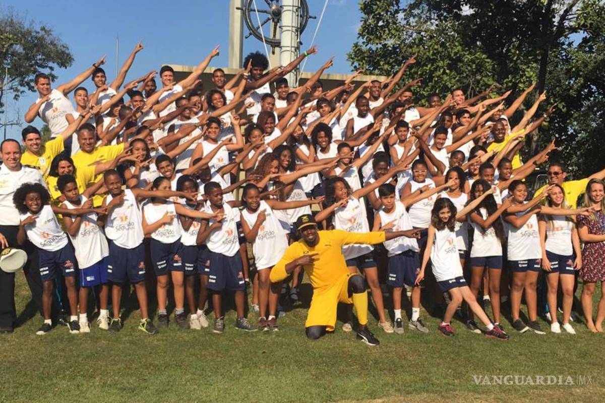 Usain Bolt convive con niños de favelas en Río