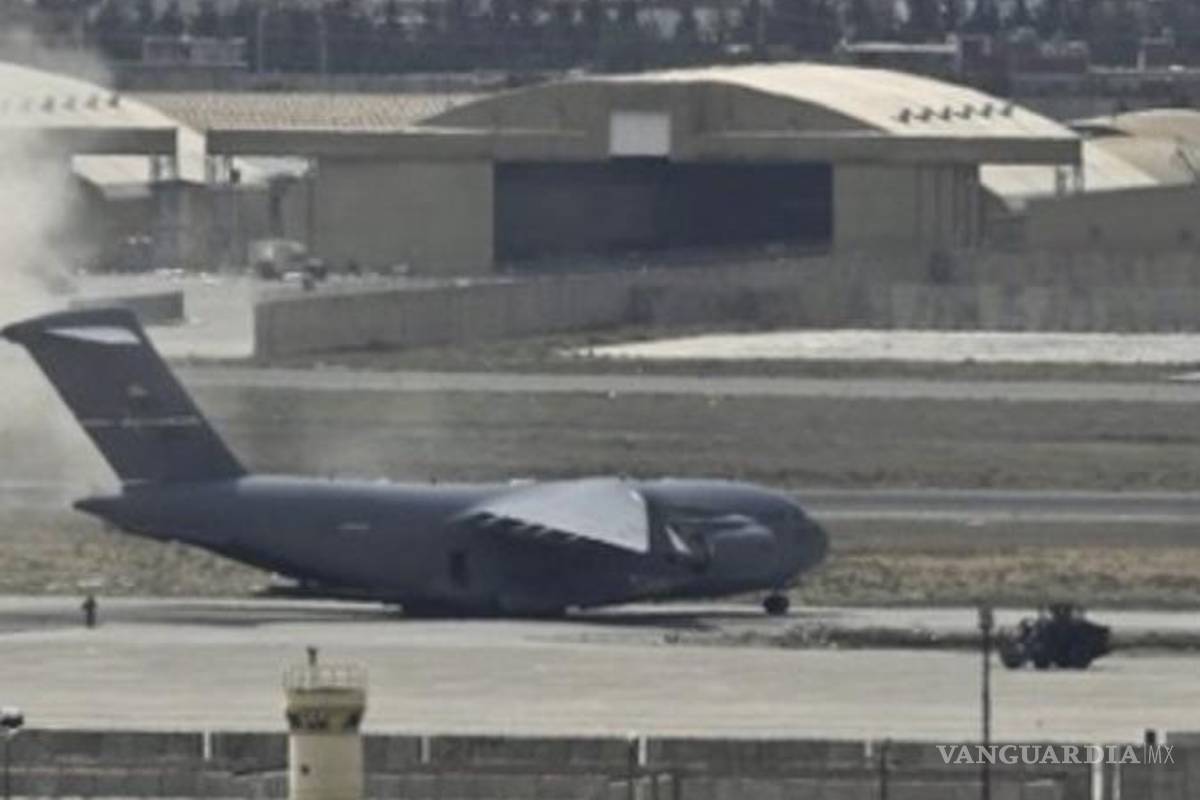 Sale de Afganistán el último avión; el Talibán tomará el control a partir de mañana