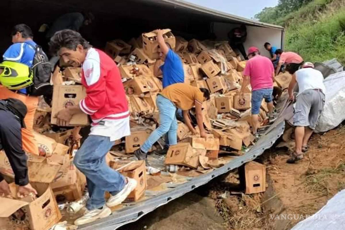 ‘Navidad adelantada’, hombres gritan durante rapiña de cerveza en Veracruz (video)