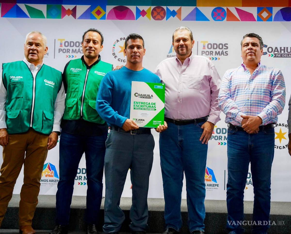 $!Algunos de los vecinos recibieron sus escrituras tras más de 20 años de espera, consolidando el patrimonio de su familia.