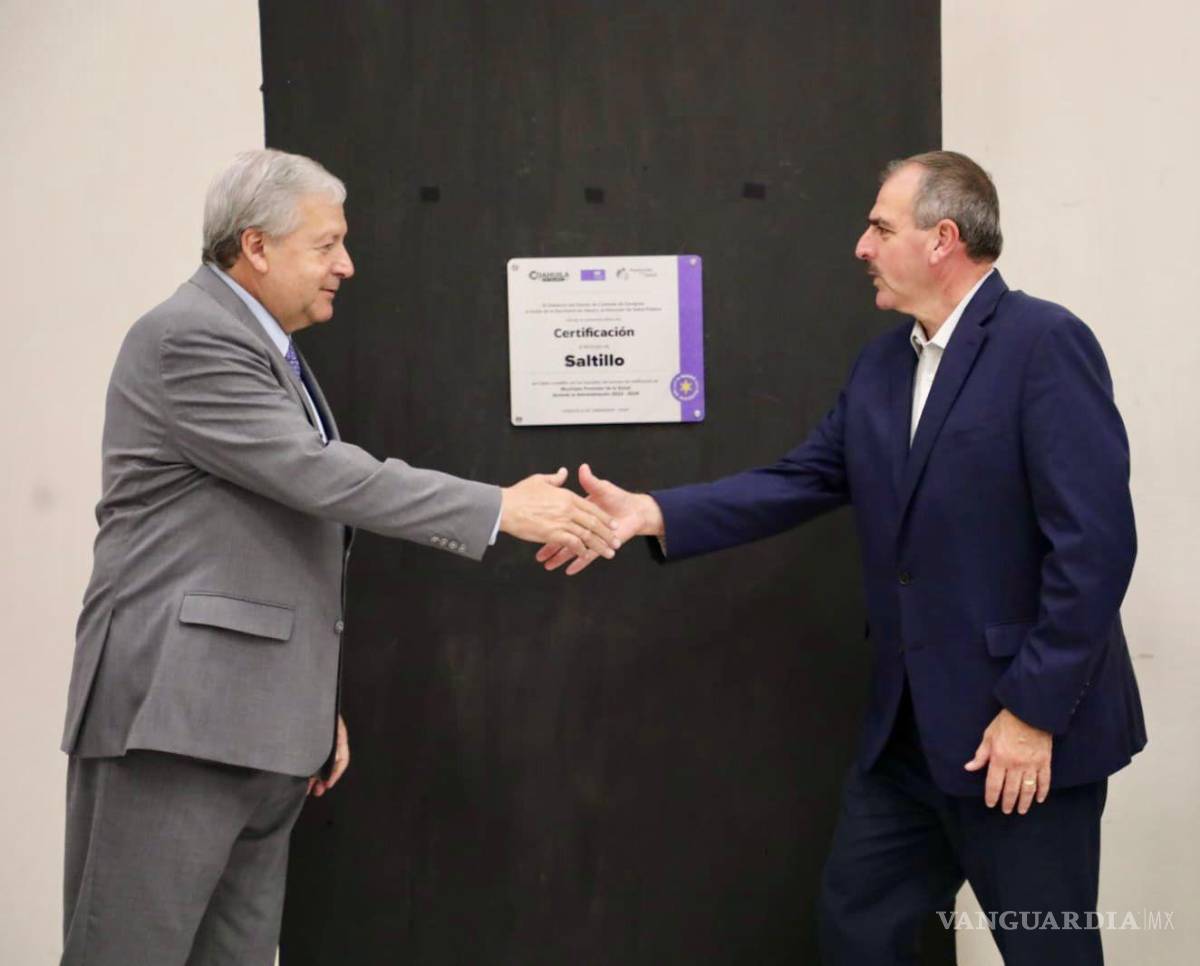 $!El alcalde José María Fraustro Siller recibe la certificación de Saltillo como Municipio Promotor de la Salud por parte de la Secretaría de Salud del Estado.
