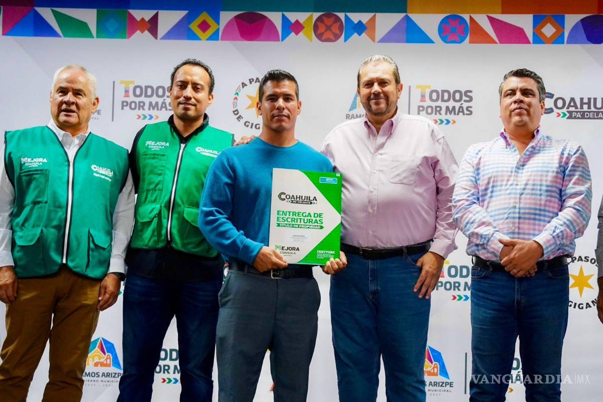 $!Algunos de los vecinos recibieron sus escrituras tras más de 20 años de espera, consolidando el patrimonio de su familia.