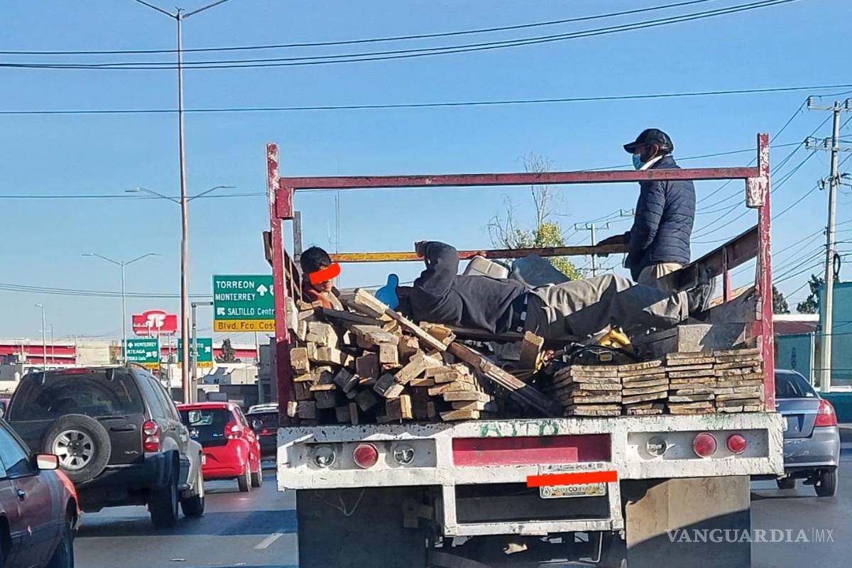 Saltillenses desafían el peligro de viajar en la parte trasera de vehículos de carga