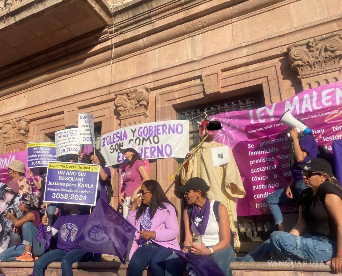 $!En el pasado 8M la señora Oralia, madre de la presunta víctima, se manifestó con consignas en contra del profesor de física.
