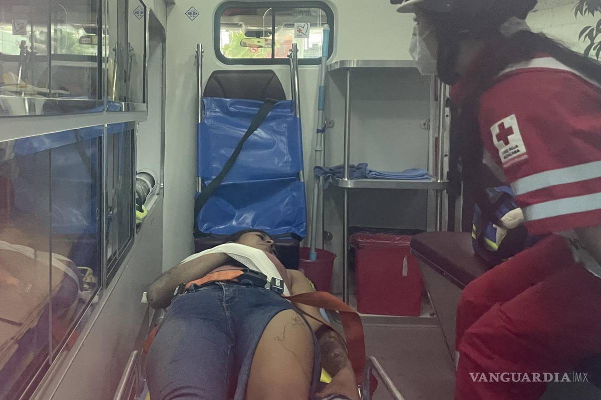 Motoneto se pasa alto, choca y lesiona a su esposa, en Saltillo