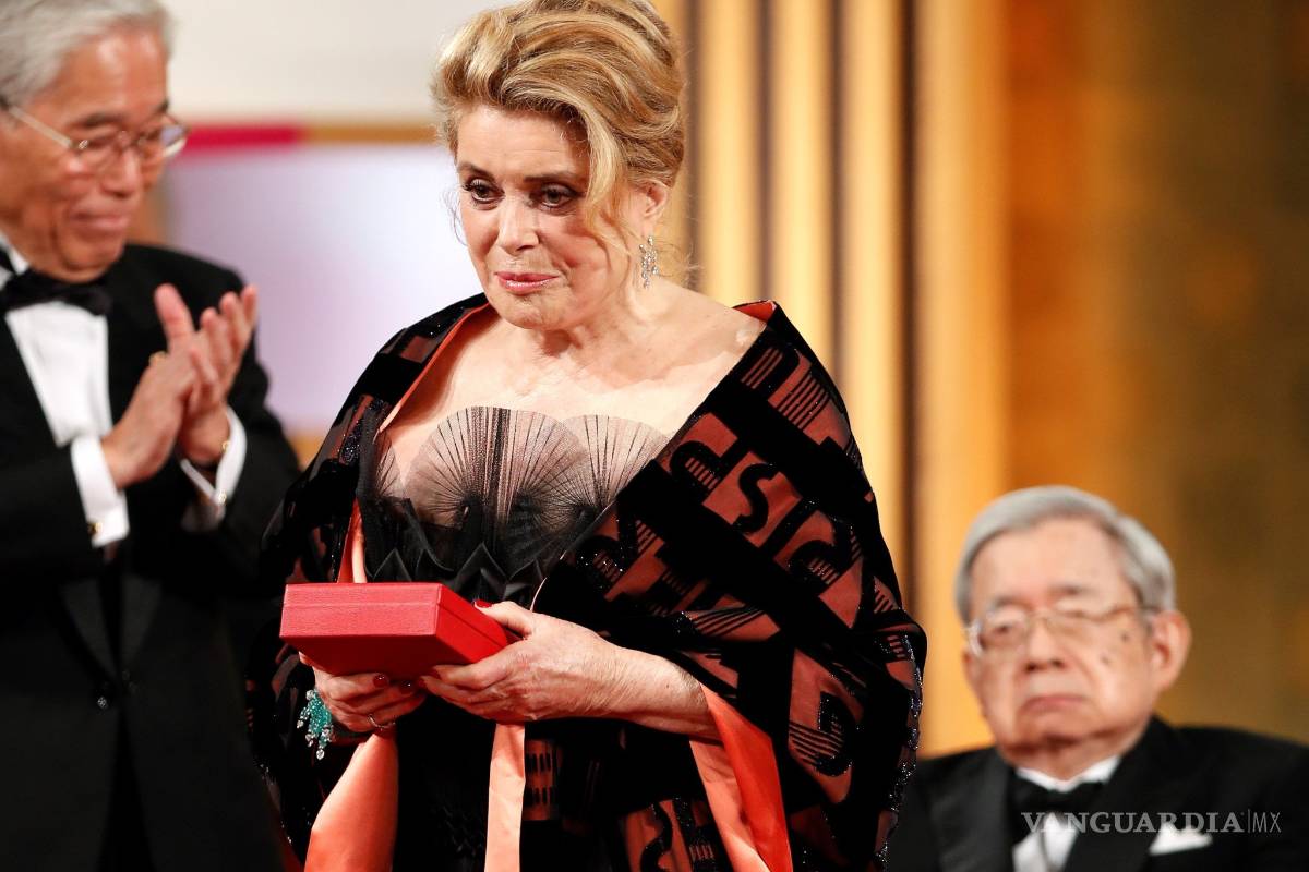 Catherine Deneuve pondrá a la venta 300 lotes de vestidos Yves Saint Laurent