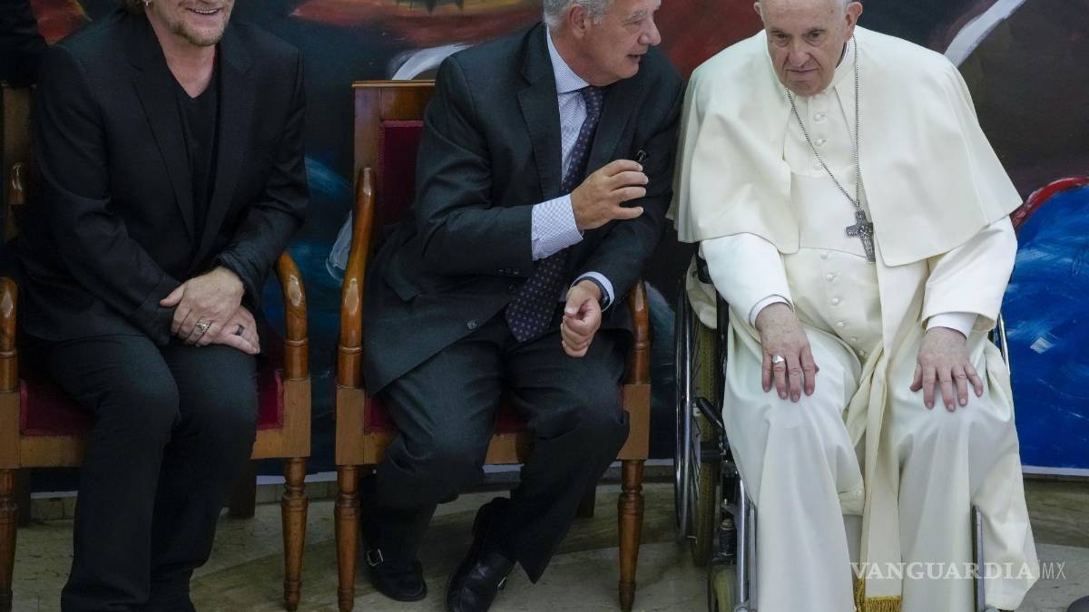 Bono, líder de U2, aplaude el programa educativo lanzado por el papa Francisco