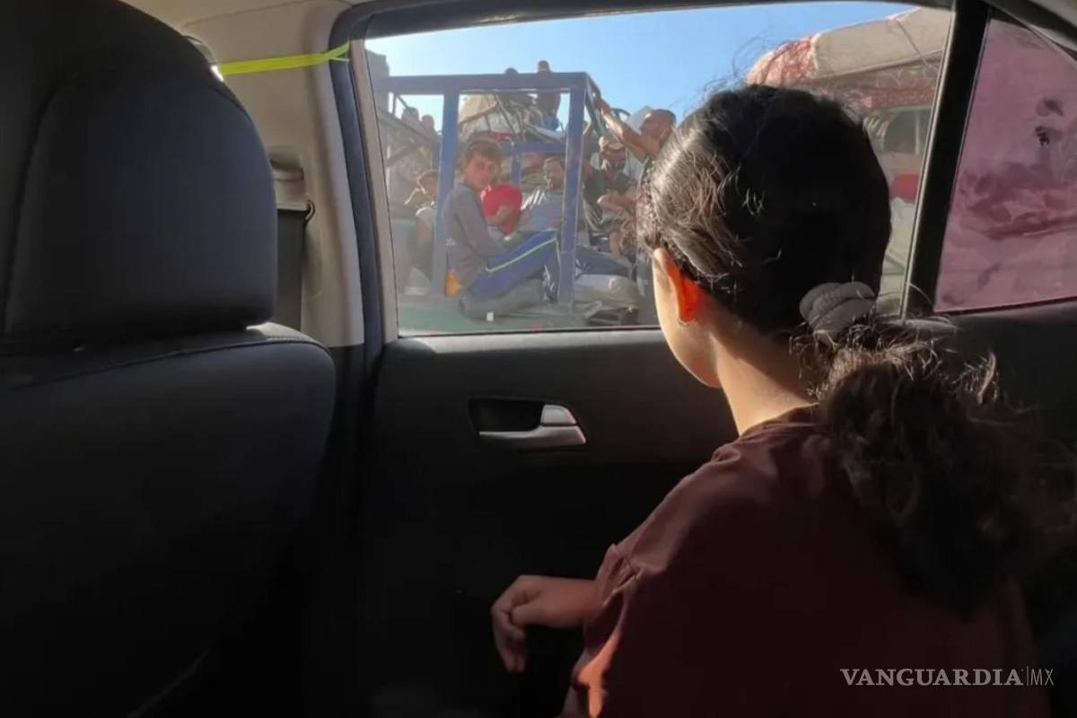 $!Jenaan Nabil mira desde el coche mientras se desplaza junto a su familia por la guerra