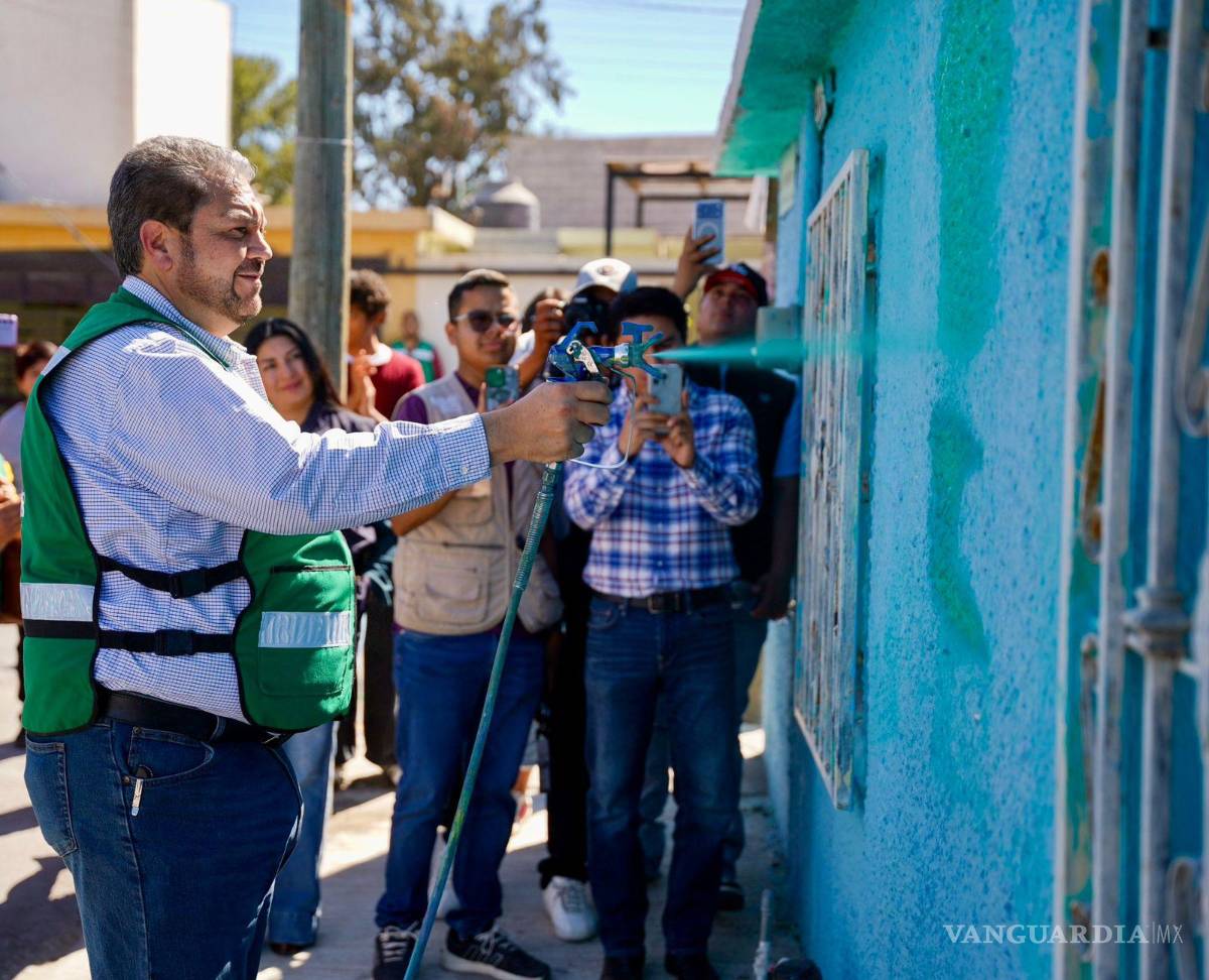 $!El alcalde Tomás Gutiérrez Merino encabezó el arranque del programa “Enchúlame la casa” en la colonia Elsa Hernández.