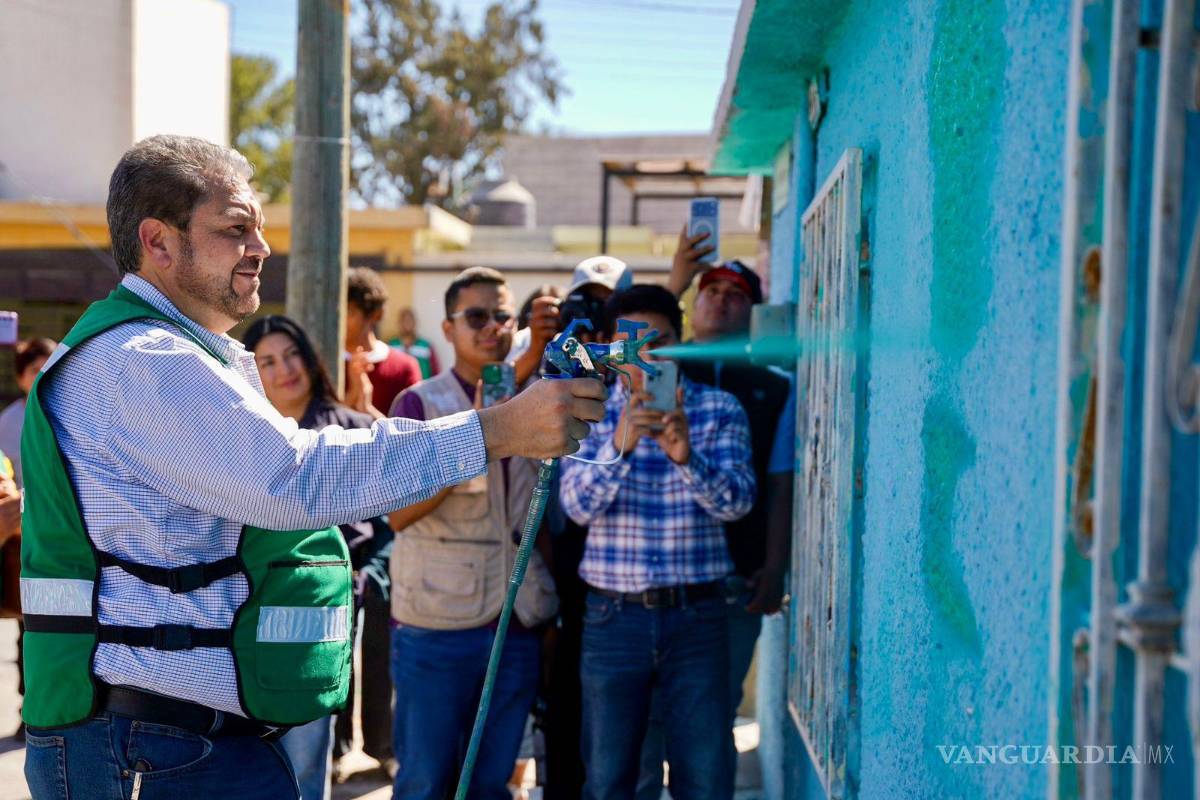 $!El alcalde Tomás Gutiérrez Merino encabezó el arranque del programa “Enchúlame la casa” en la colonia Elsa Hernández.