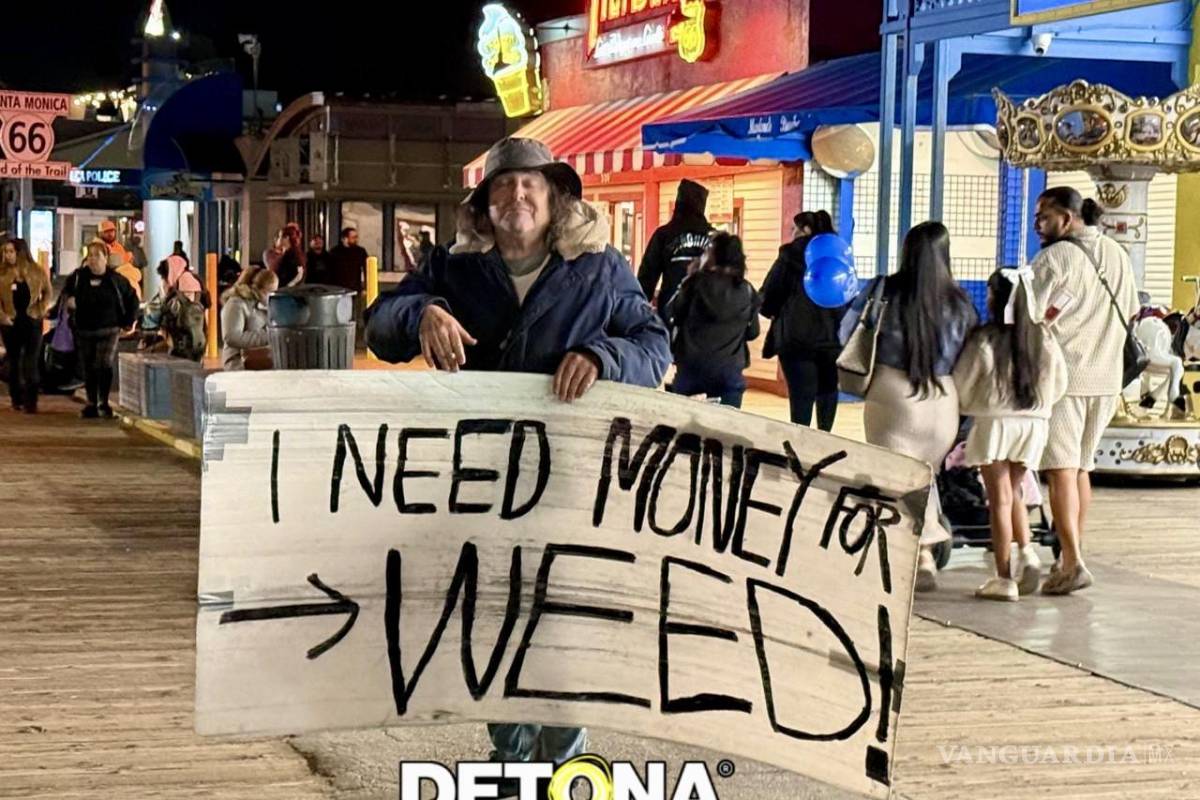$!Una persona sostiene un cartel en el que se lee “”I need money for weed”.