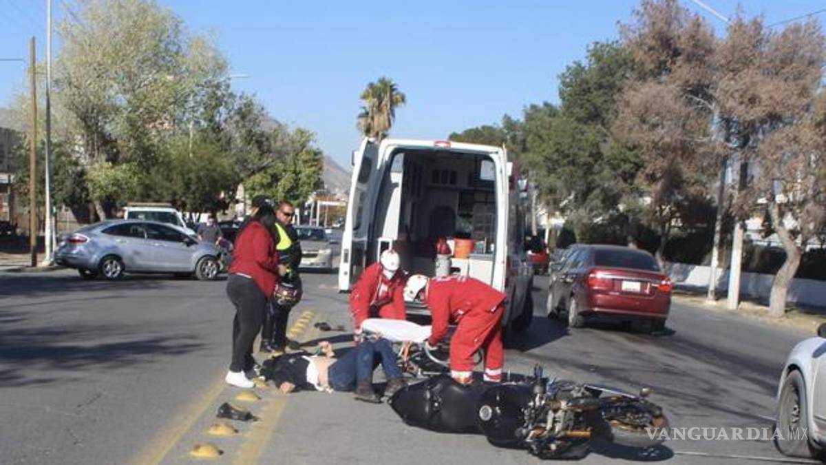Auto no respeta alto y embiste a motociclista, en el centro de Saltillo