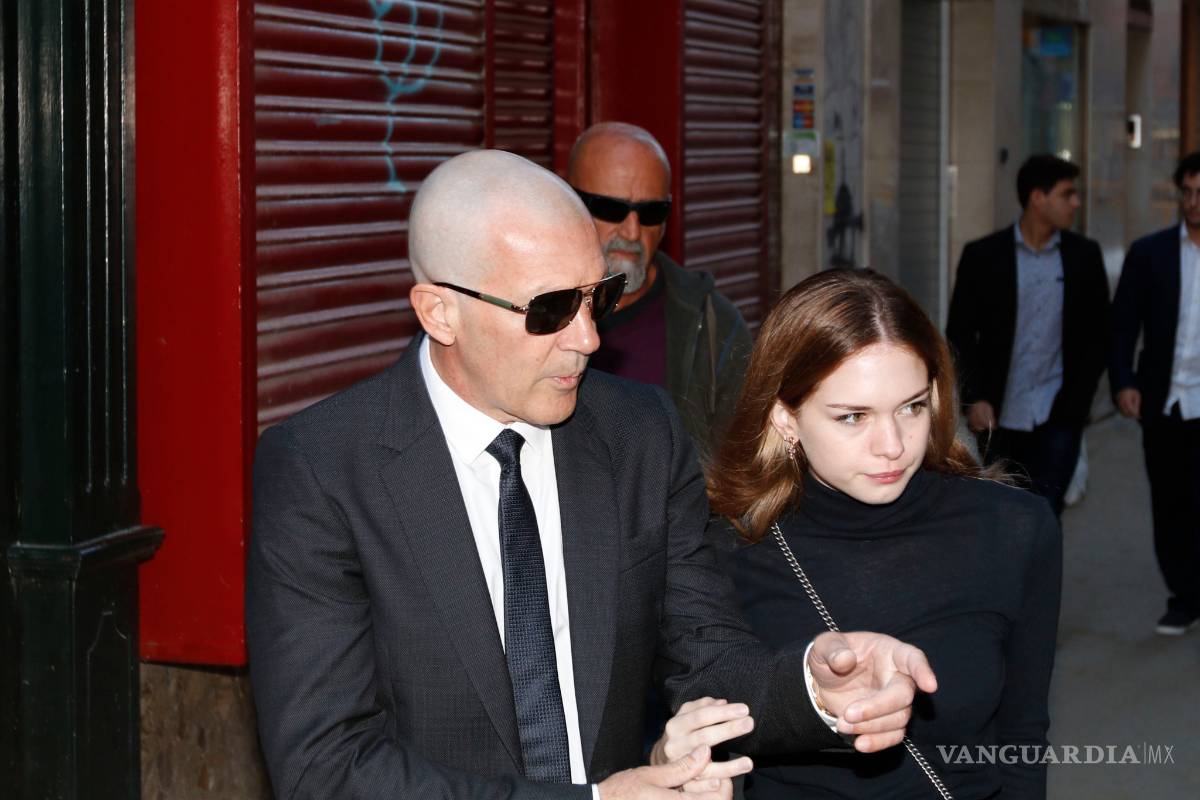 Antonio Banderas, acompañado de su hija en el adiós a su madre