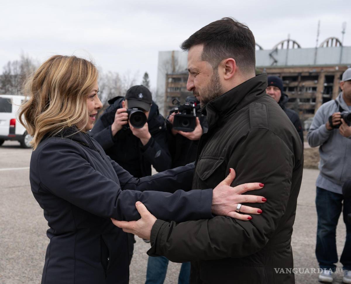 $!La primera ministra italiana, Giorgia Meloni (i), con el presidente ucraniano, Volodímir Zelenski en Kiev, Ucrania.