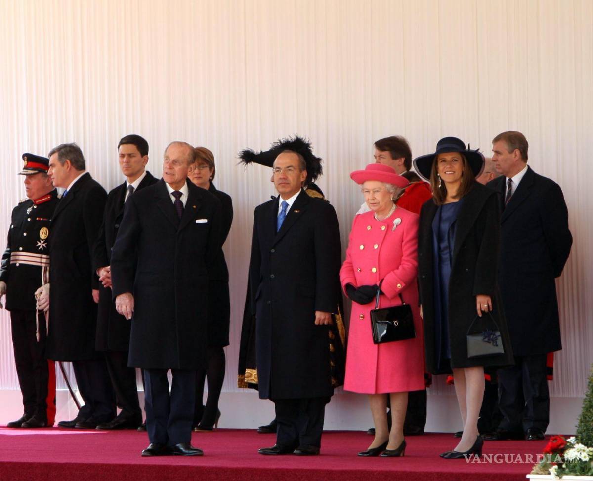 $!El príncipe Felipe, la Reyna Isabel II, Felipe Calderón Hinojosa, presidente de México, su esposa, Margarita Zavala en el Palacio de Buckingham.