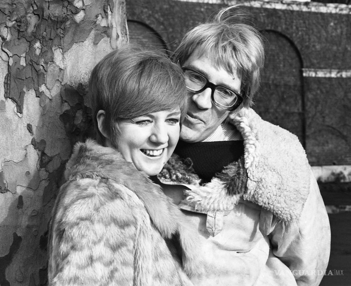 $!La cantante pop Cilla Black y el actor David Warner en una foto del 19 de enero de 1967 en Londres.