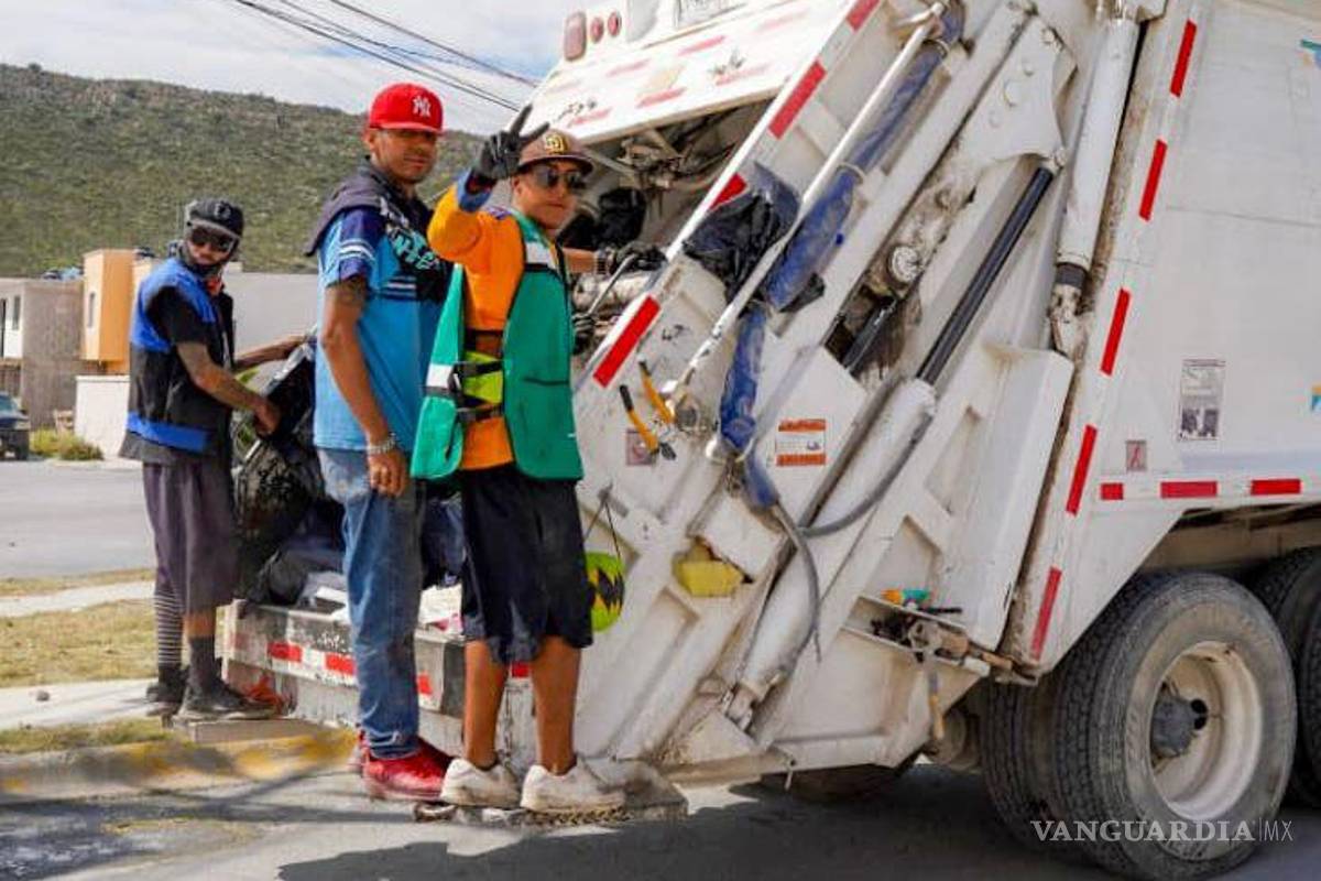 $!Además de los panteones, se realizaron labores de retiro de escombro en la colonia Manantiales del Valle y limpieza general en la Plaza Pistaches.