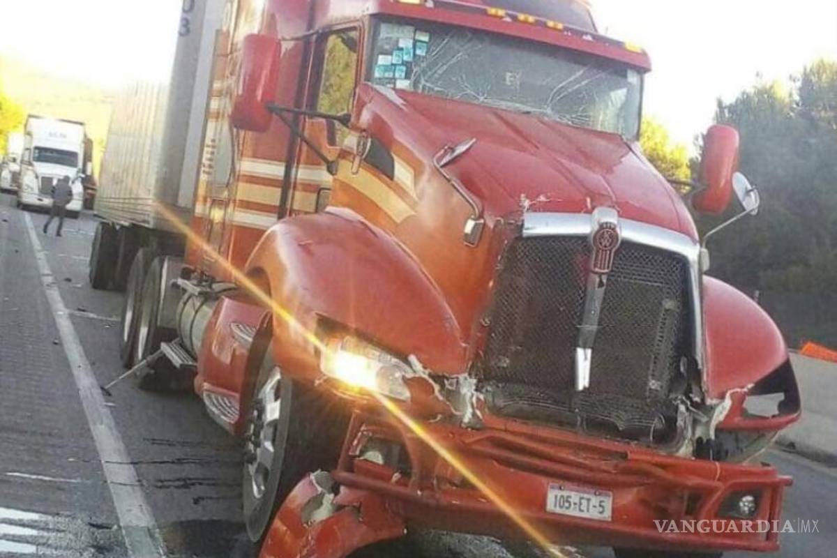 Saltillo: Choque ‘efecto dominó’ entre tráileres en la carretera 57