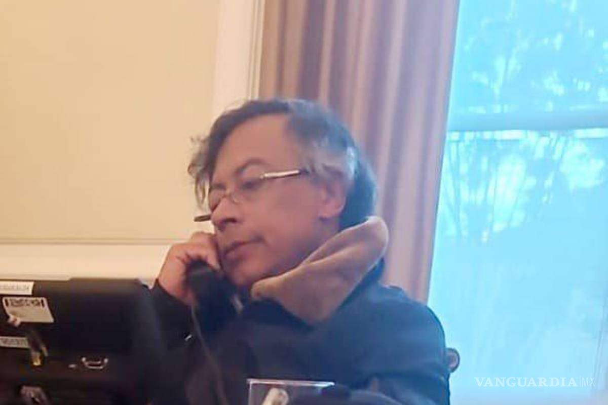$!Fotografía tomada de la cuenta en X @DapreCol del Departamento Administrativo de la Presidencia de Colombia del presidente colombiano Gustavo Petro, durante una llamada con su homólogo de EE.UU. Donald Trump.