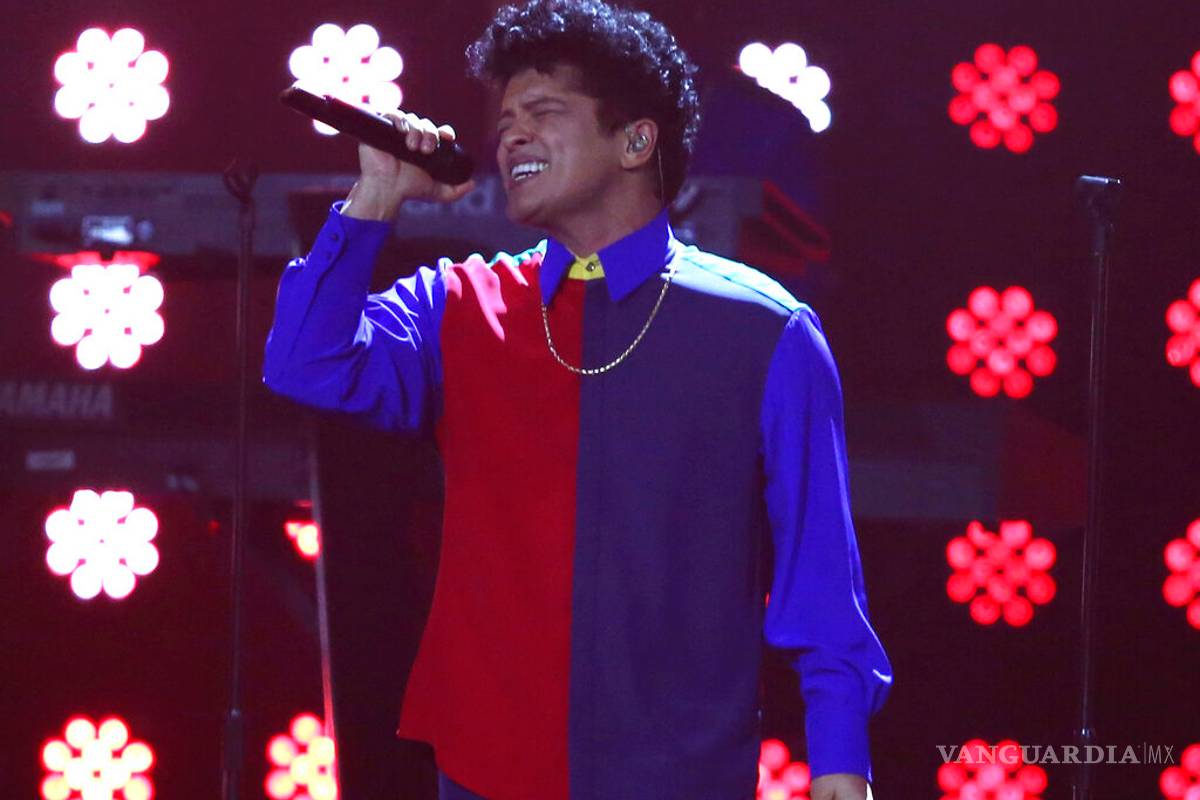 Bruno Mars ofrece un concierto estelar antes del Super Bowl