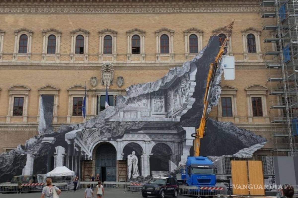 Artista urbano JR realiza un mural en el Palazzo Farnese en Roma