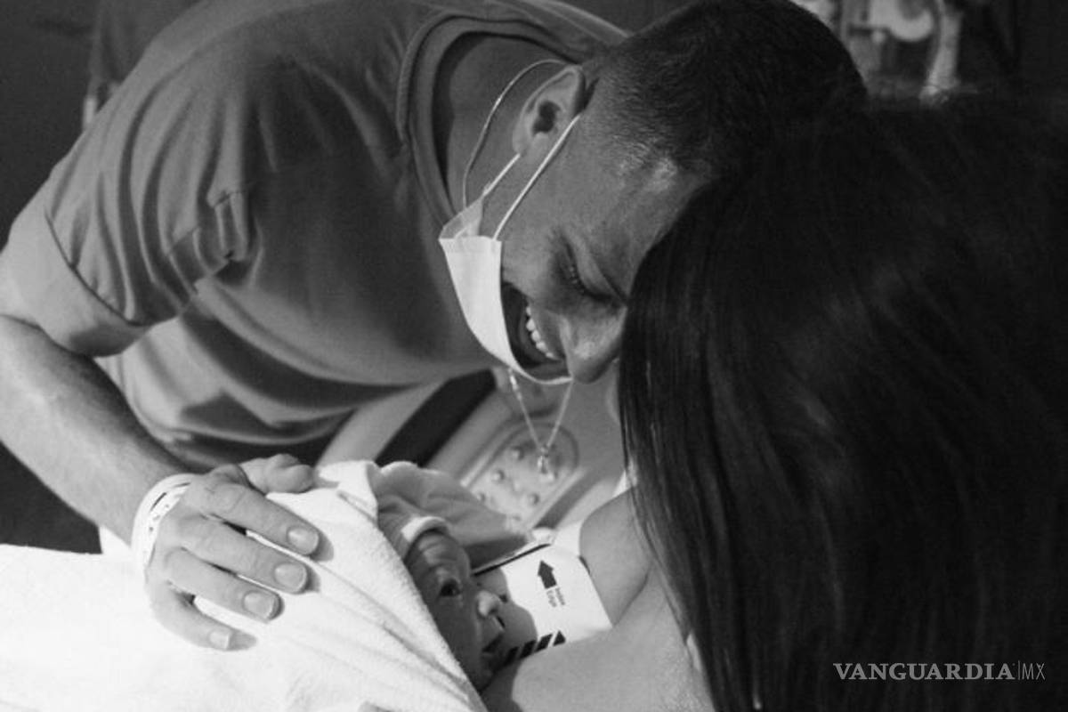 'Chicharito' grita a los cuatro vientos el nacimiento de su hija