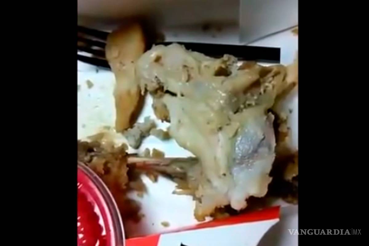 Madre acusa que pollo agusanado de KFC llevó a su hijo al hospital; la empresa lo niega