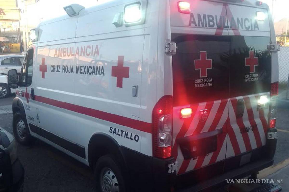 Hombre es ‘macheteado’ en la cabeza durante riña en Saltillo; chofer de transporte público lo lleva por ayuda