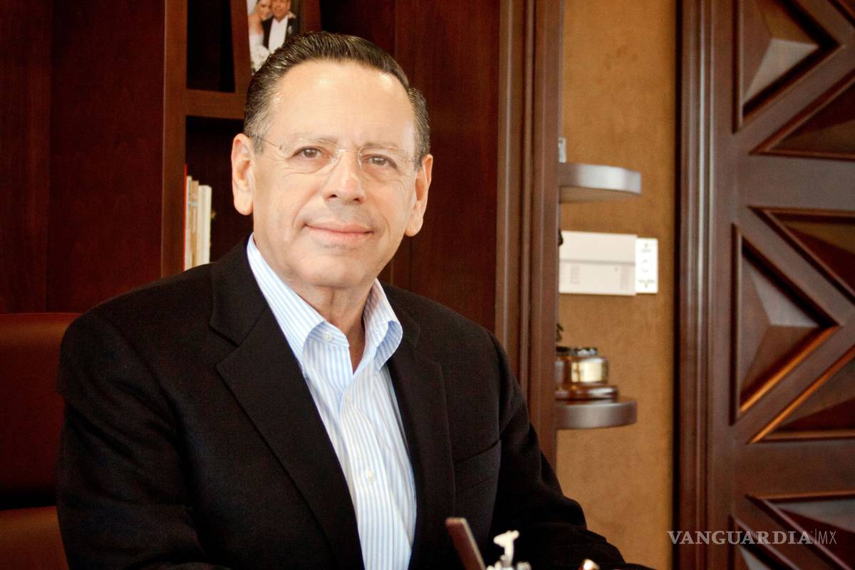 Reconocen la trayectoria de César Cantú Benavides