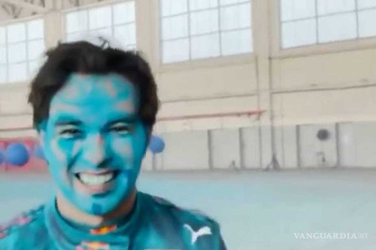 'Checo' Pérez se convierte en 'Pitufo por un día'