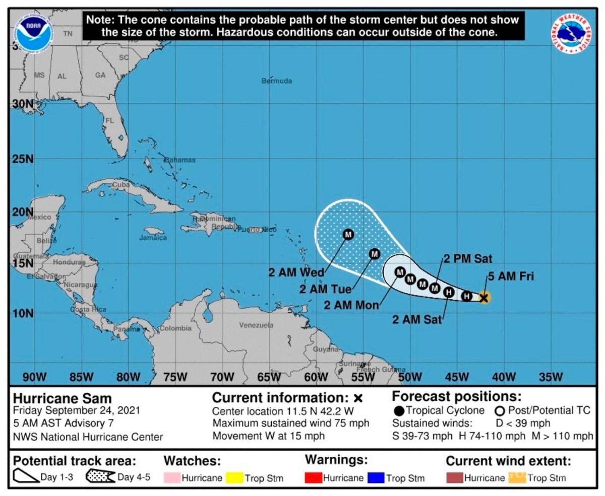 $!Imagen cedida hoy por la Oficina Nacional de Administración Oceánica y Atmosférica (NOAA) a través del Centro Nacional de Huracanes (NHC) donde se muestra el pronóstico de cinco días de la trayectoria del huracán Sam en el Atlántico. EFE/Noaa-nhc