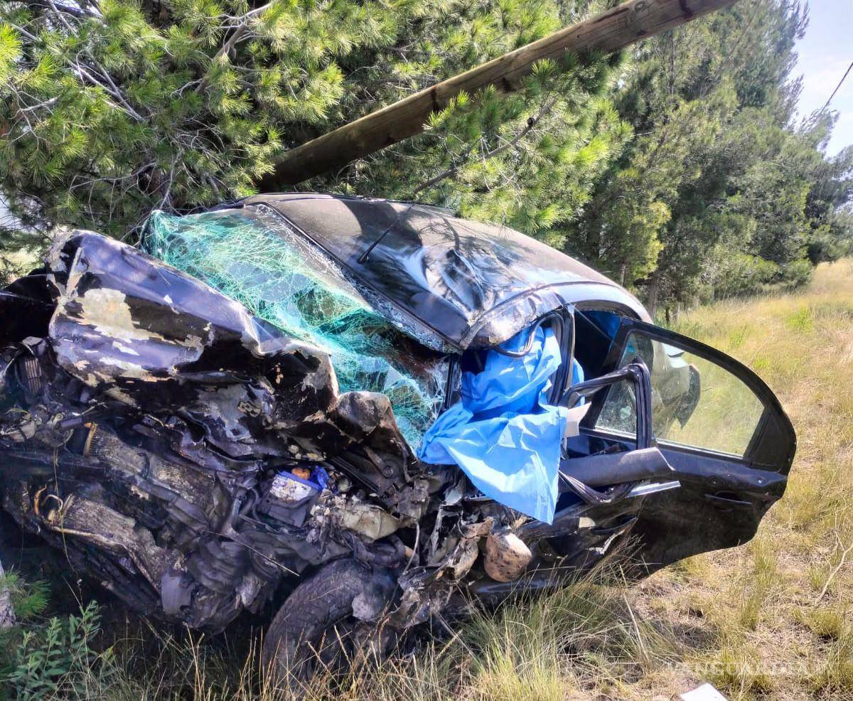 $!El Volkswagen Bora terminó entre la maleza después del impacto, mientras que el Aveo salió proyectado hacia la terracería.