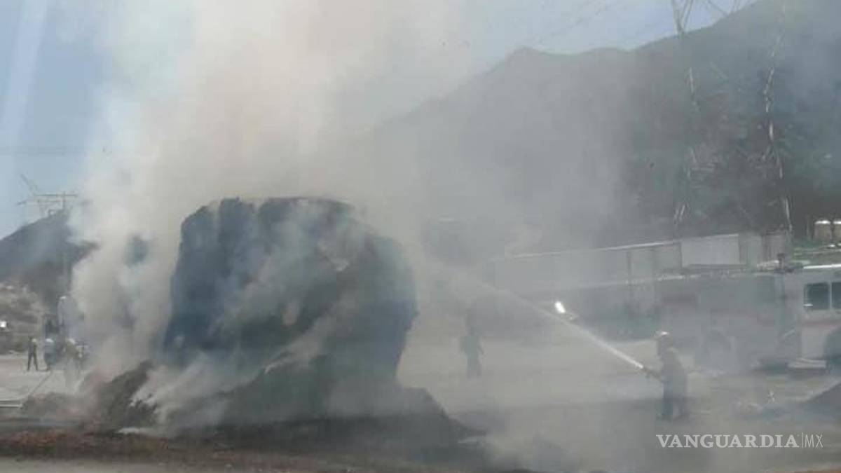 Tráiler sufre incendio y se consumen 40 toneladas de alfalfa en carretera Monterrey-Saltillo