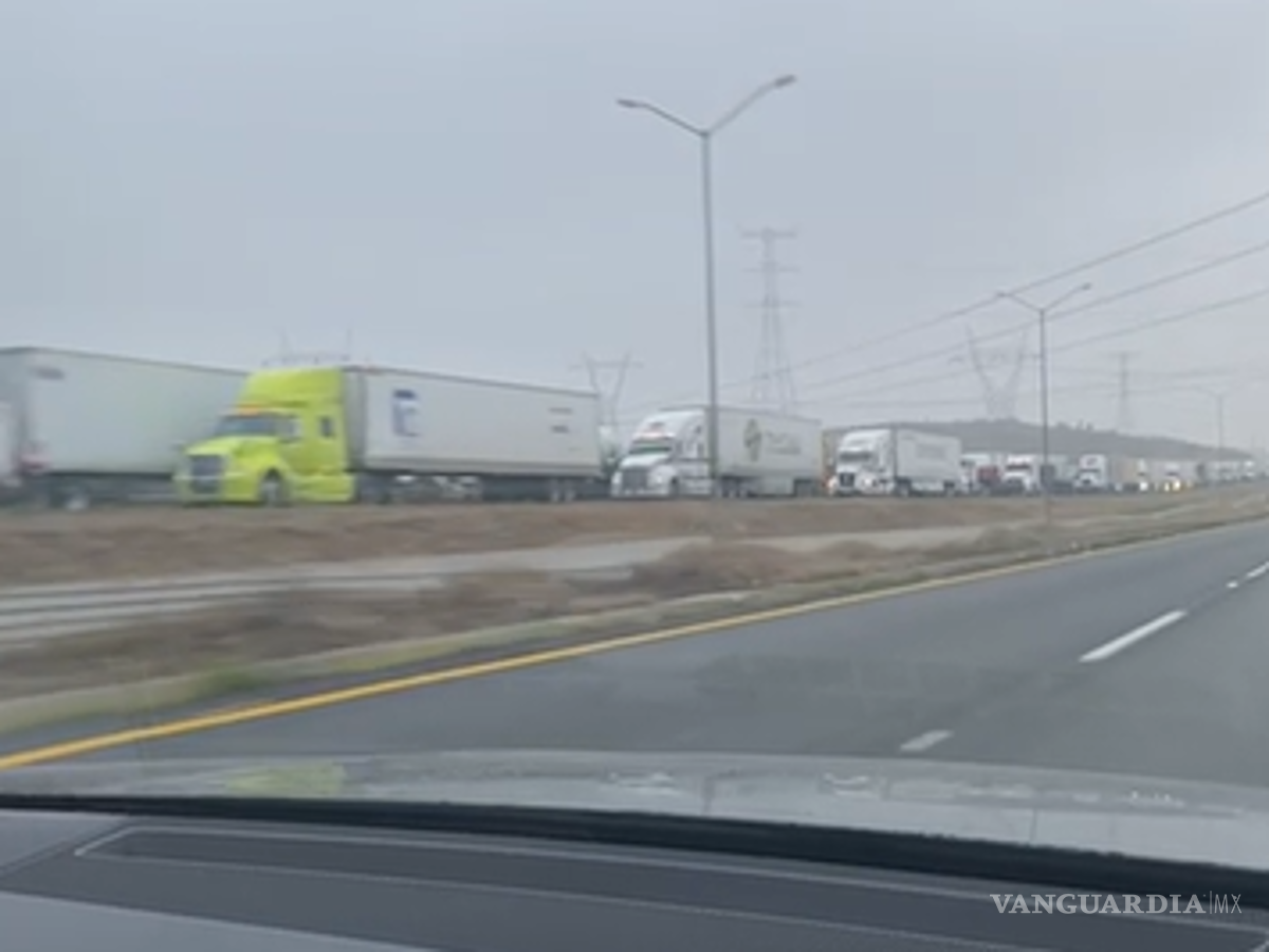 $!Filas de varios kilómetros se formaron el pasado lunes en la carretera libre hacia Monterrey.