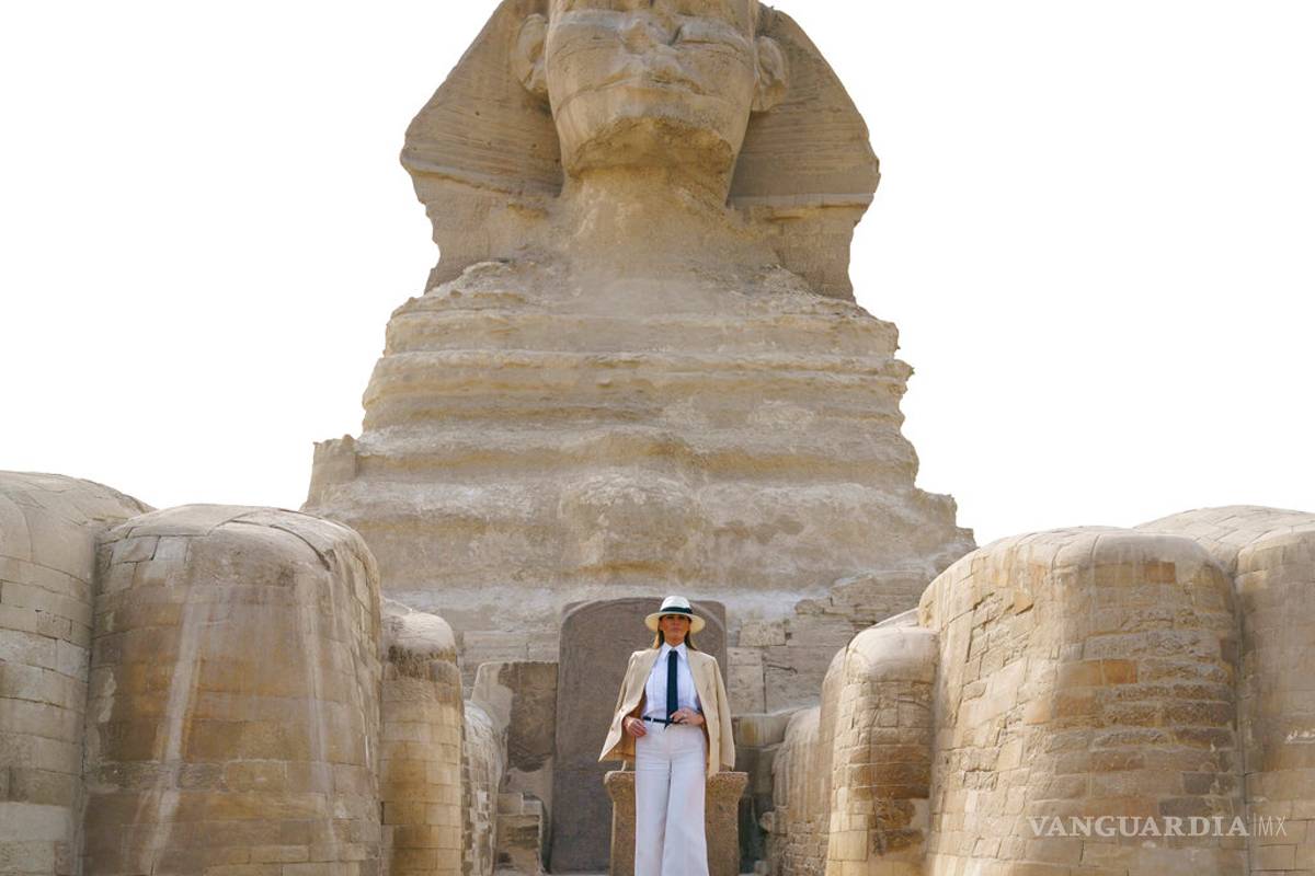 $!Melania Trump pasea entre las pirámides en Egipto
