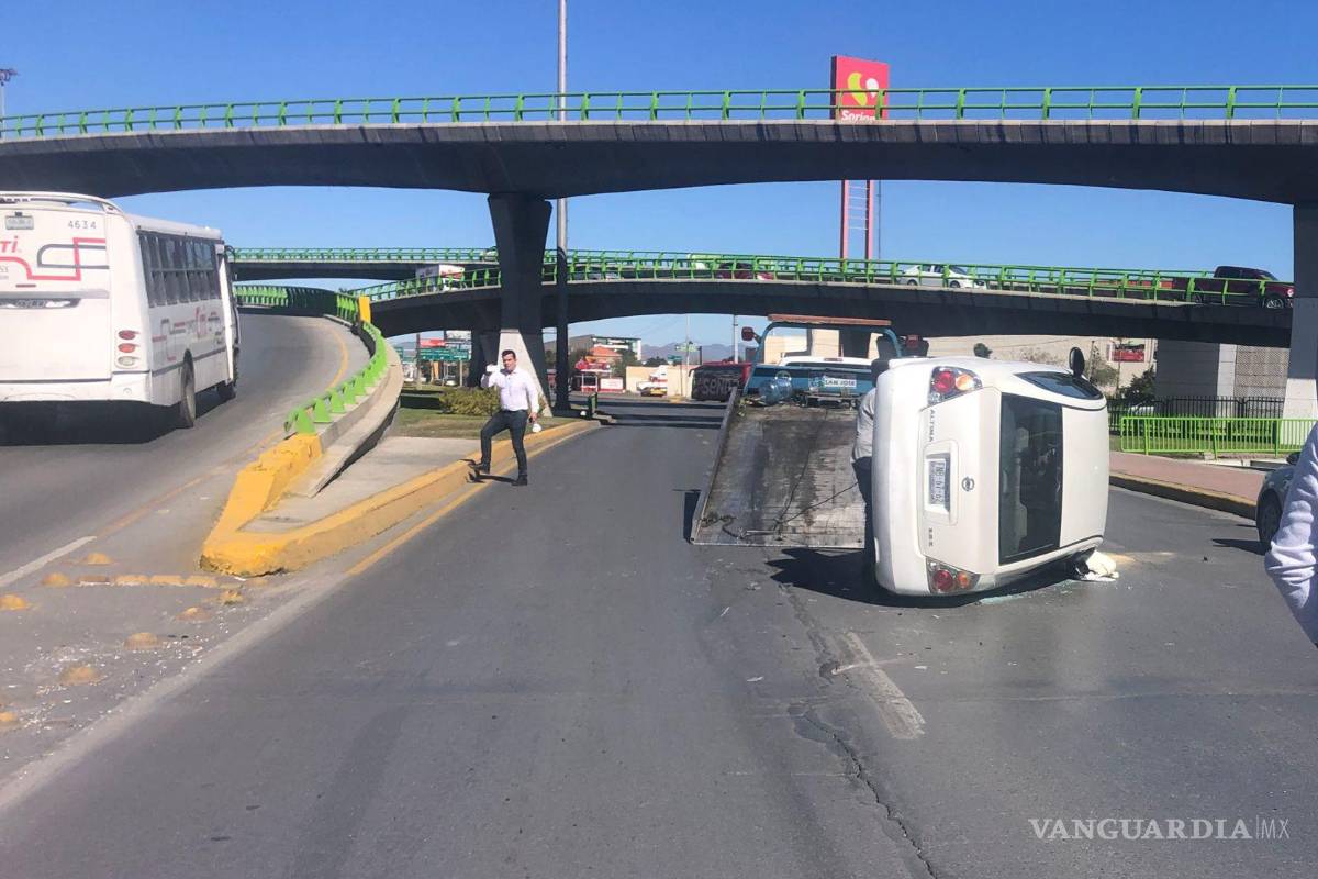 Volcadura provoca caos en el V. Carranza, al norte de Saltillo