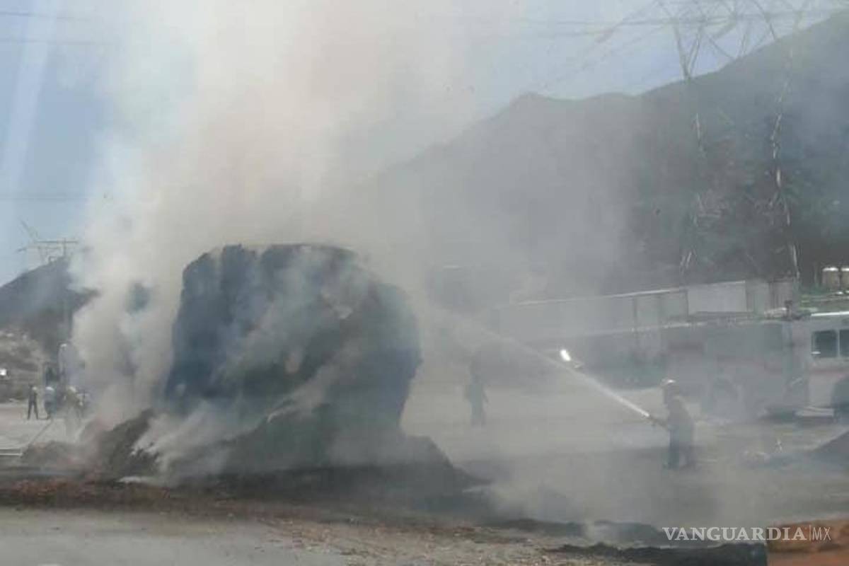 Tráiler sufre incendio y se consumen 40 toneladas de alfalfa en carretera Monterrey-Saltillo