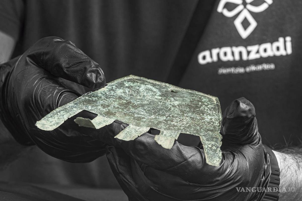 Cinco palabras en una mano de bronce de hace 2 mil años reescriben pasado de lengua vasca