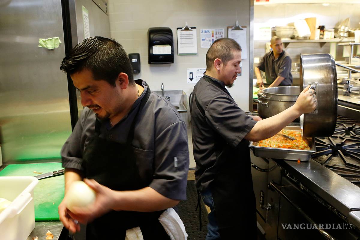 $!Mexicanos que trabajan para restaurantes de EU viven como indigentes, los maltratan, les pagan lo que quieren…