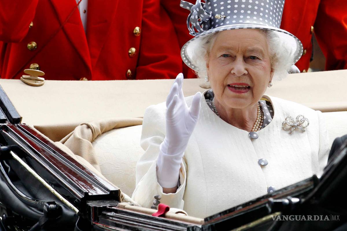 Isabel II no planea ceder su lugar a su hijo Carlos, según el Sunday Times