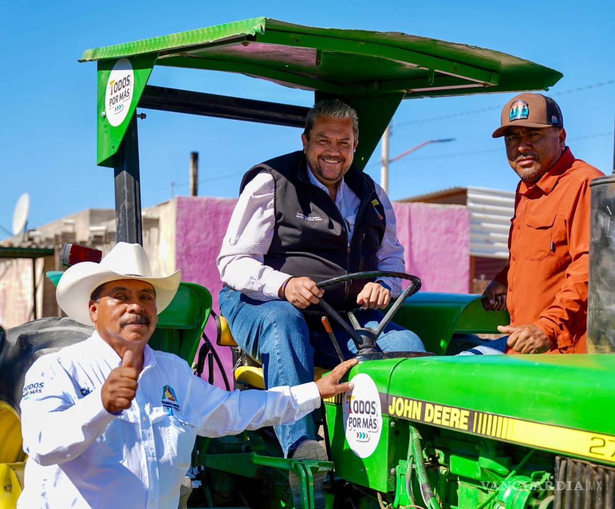 $!El Alcalde entregó un tractor junto con un arado de tres discos.