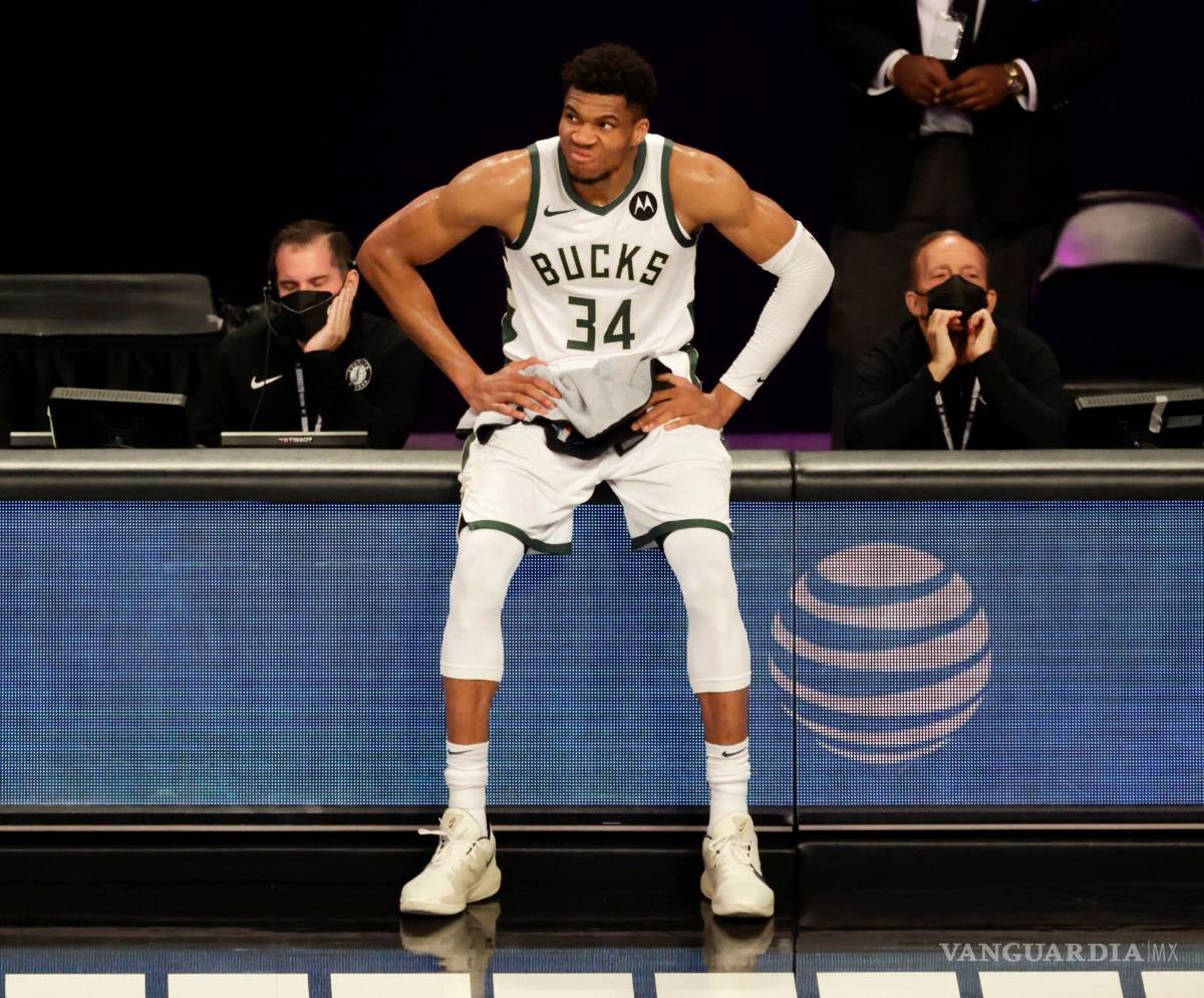 $!La estrella de Milwaukee Bucks, el griego Giannis Antetokounmpo, será un año más una de las estrellas de la NBA. EFE/EPA/Jason Szenes