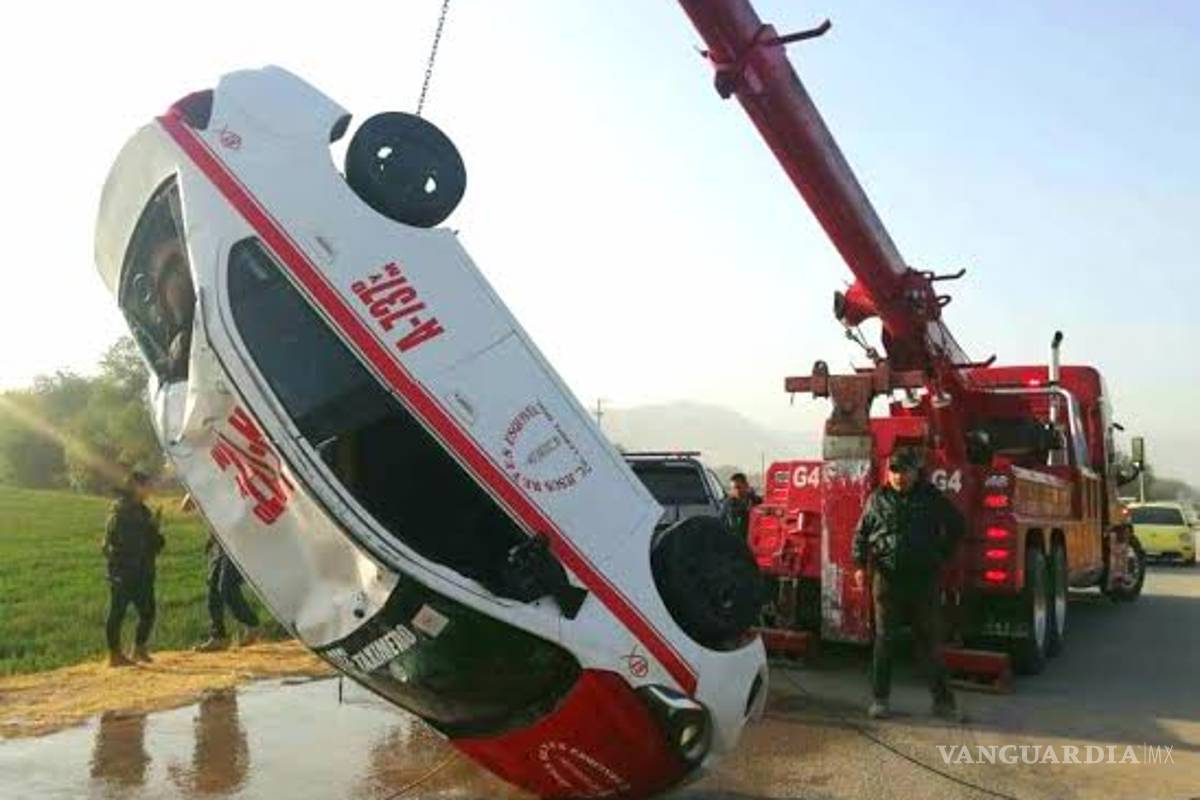 Taxista y dos pasajeros mueren al caer a canal de riego, en Durango