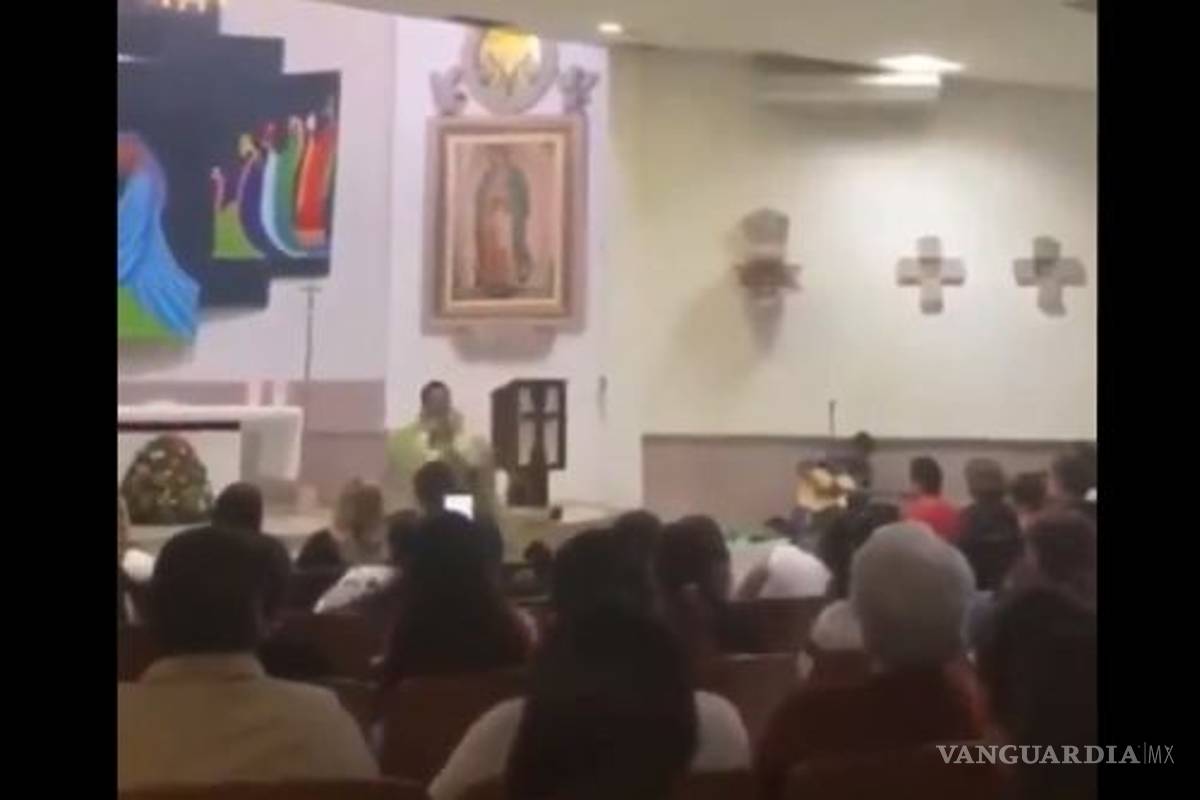 Sacerdote le pone ritmo a la misa... cantando la 'Tusa' con sus feligreses