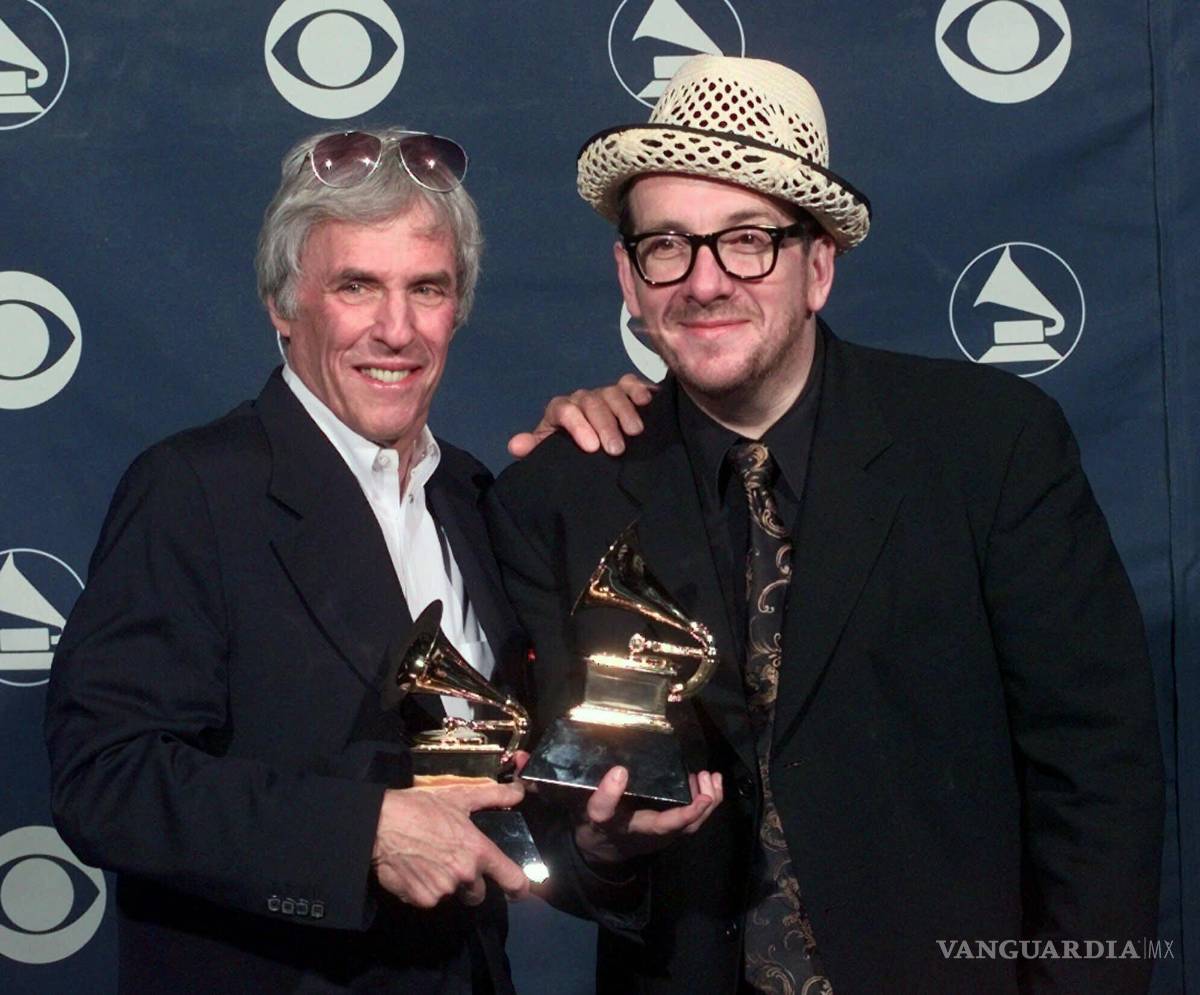$!Burt Bacharach, izquierda, y Elvis Costello con sus premios a mejor colaboración pop vocal por I Still Have That Other Girl en la 41a entrega anual del Grammy en Los Angeles el 24 de febrero de 1999.