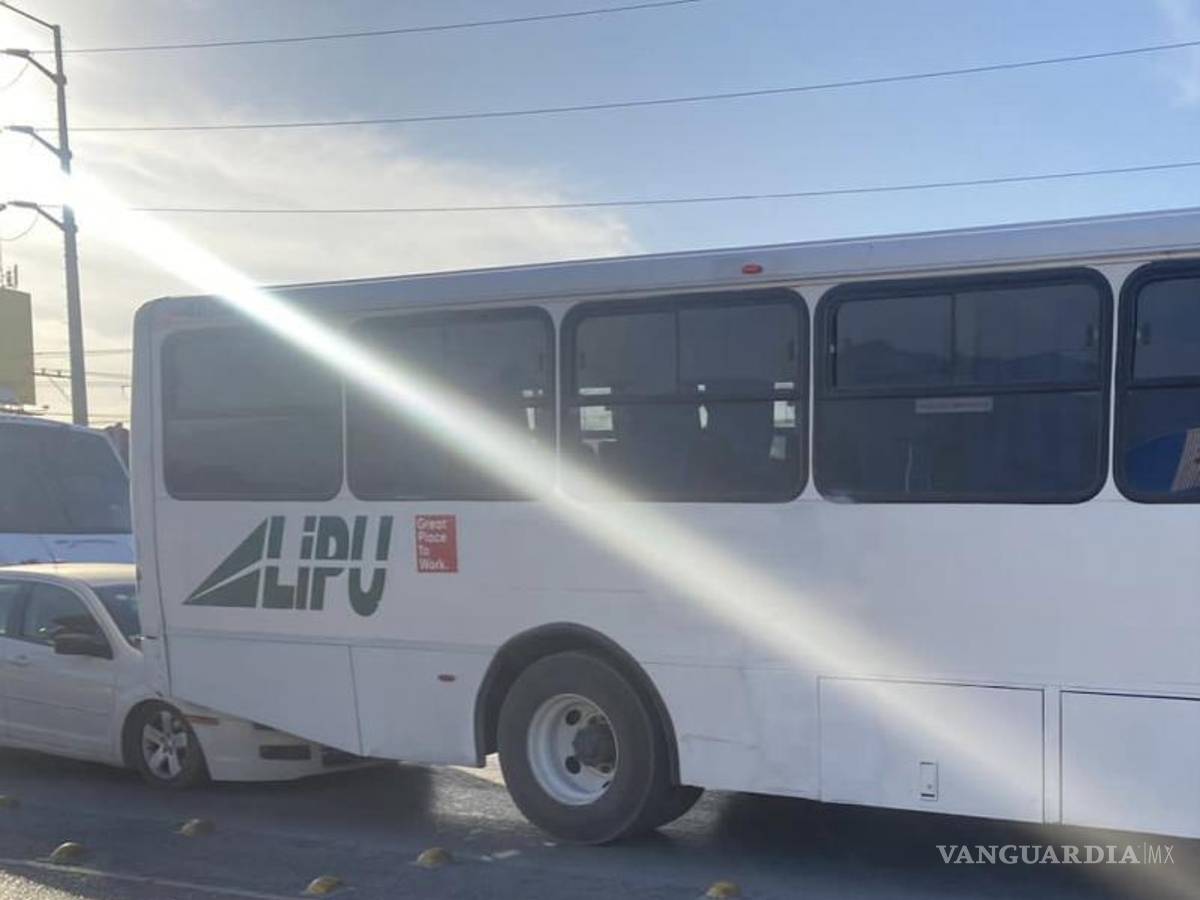$!Ninguno de los conductores o pasajeros resultó herido, pero se originó un caos vial en el periférico LEA.