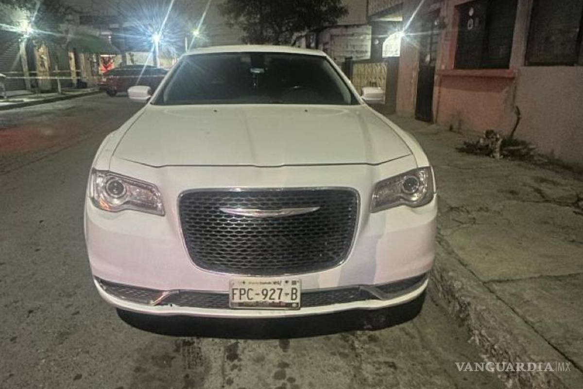 Aseguran en Monterrey arma larga en vehículo abandonado con placas de Coahuila