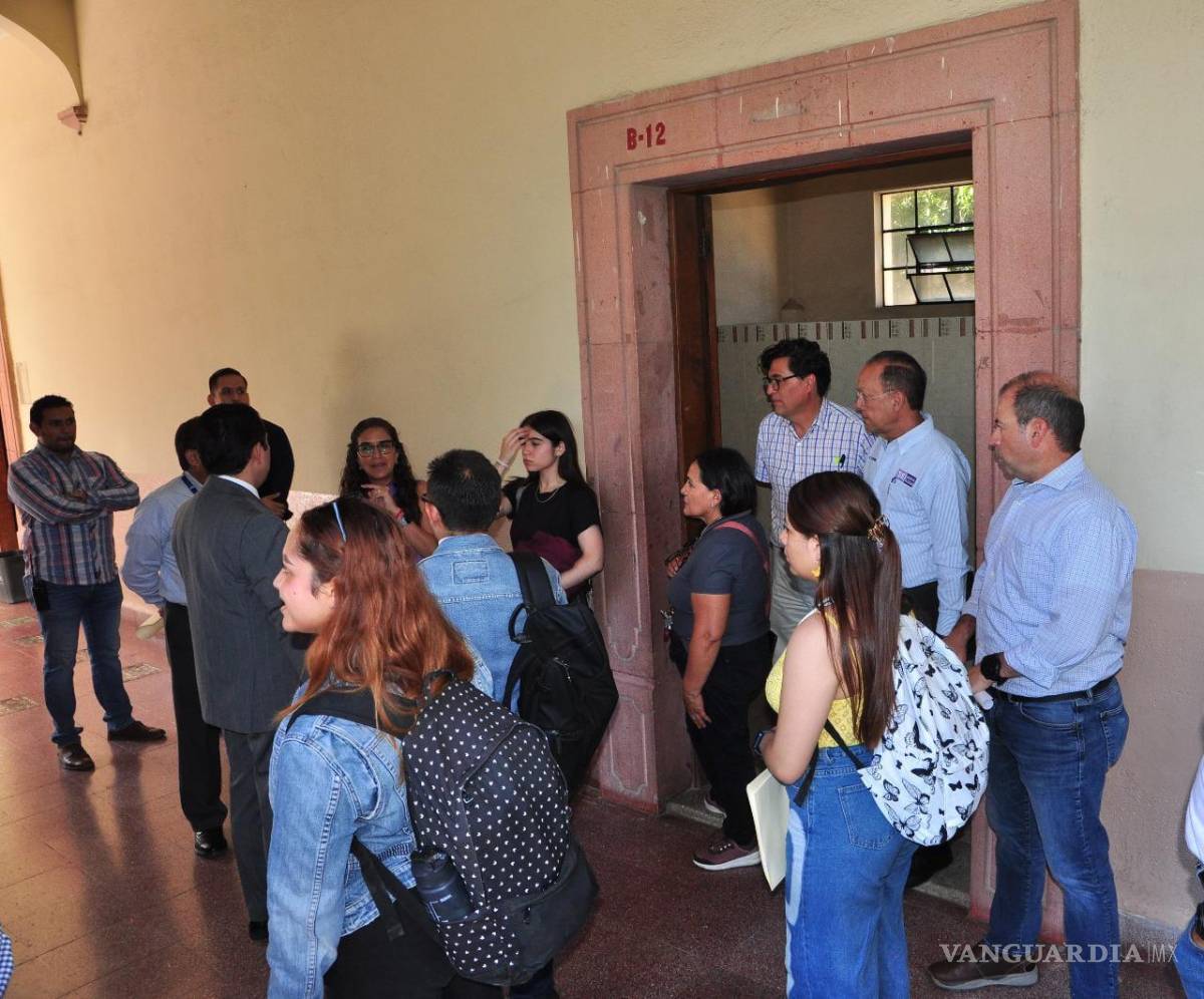 $!Las autoridades recorrieron el edificio del Tecnológico de Saltillo, incluidos los baños.
