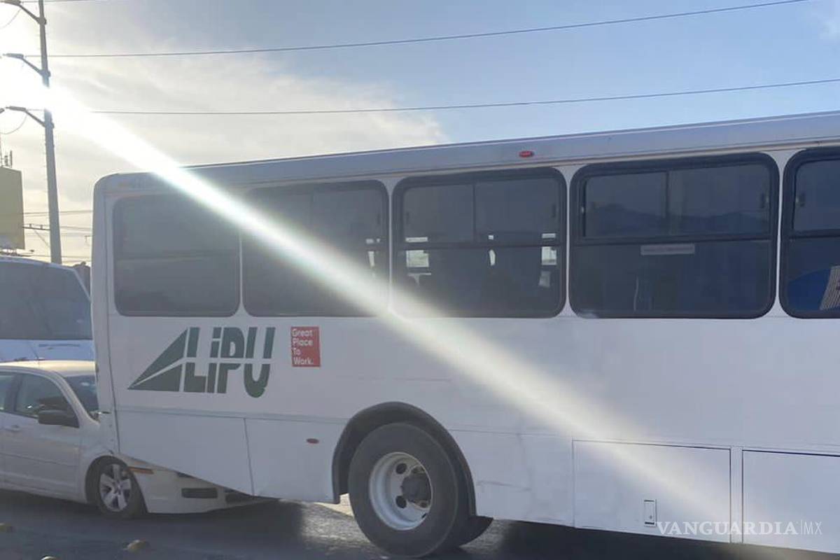 Vehículo choca por alcance contra camión, provoca caos vial en periférico LEA de Saltillo